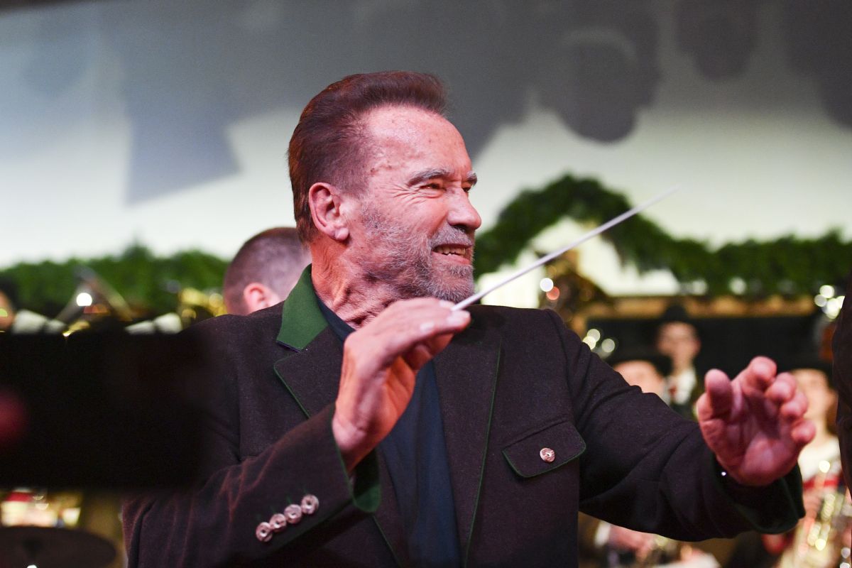 Maria Hauser mit Arnold Schwarzenegger und Ralf Möller in unserem Kuhstall