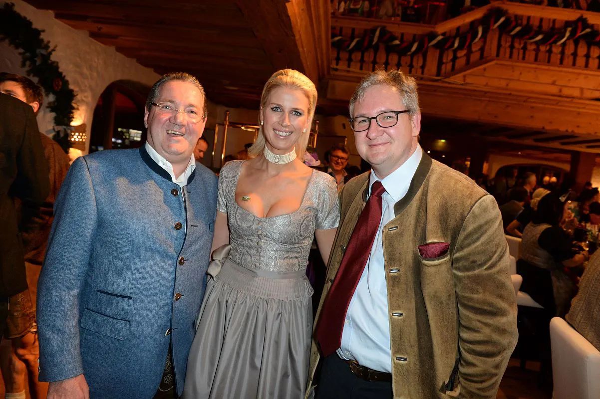 Pia und Toni Holnburger mit Richard Hauser ©Stanglwirt|BrauerPhotos