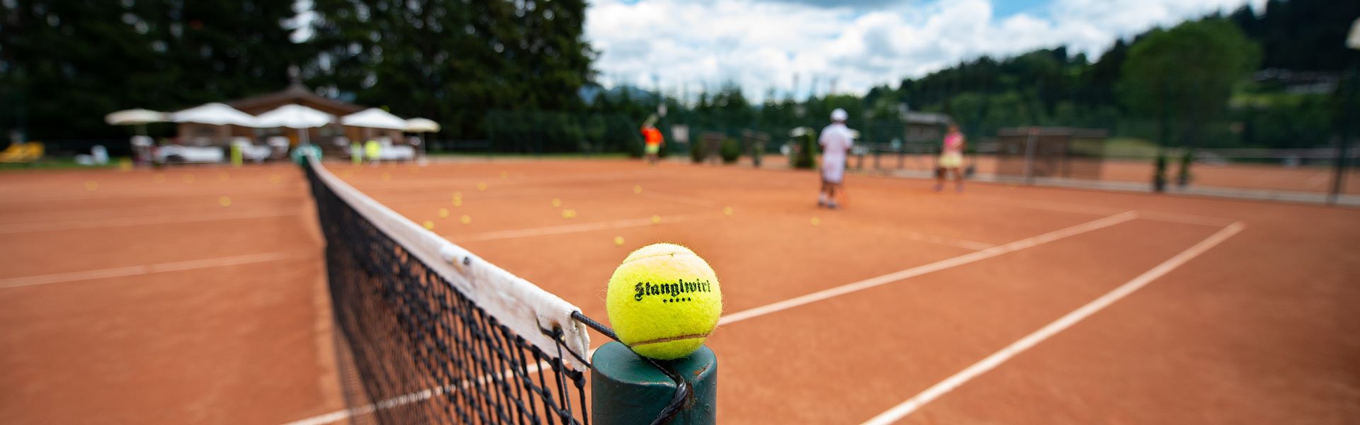 <strong>Technik & Taktik</strong><br><br>Verbessern Sie Ihr Spiel mit den Trainerinnen und Trainern der rennommierten Tennisschule „Peter Burwash International“, die seit 40 Jahren exklusiv in Österreich bei uns im Stanglwirt Partner ist!