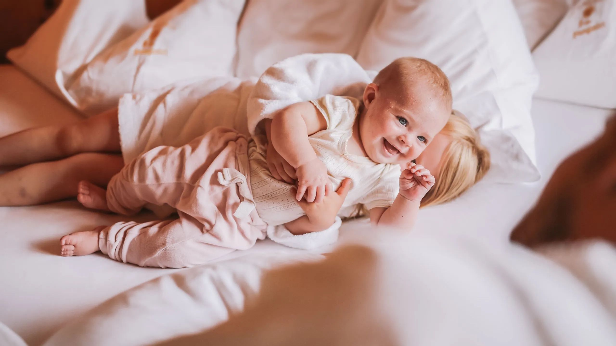Kinder im Bett