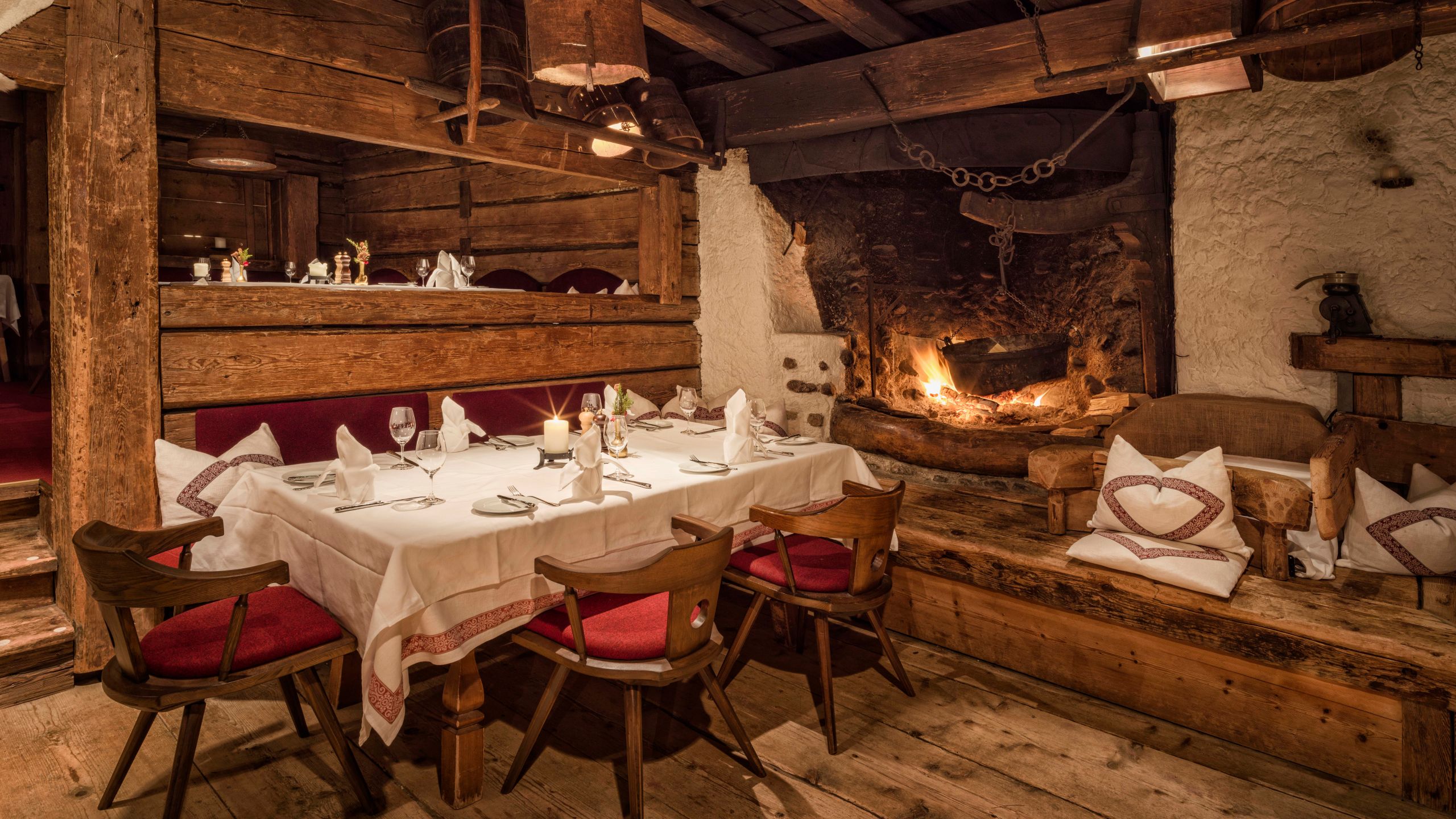 Stangl-Alm Kamin im Gasthof_mehr Feuer