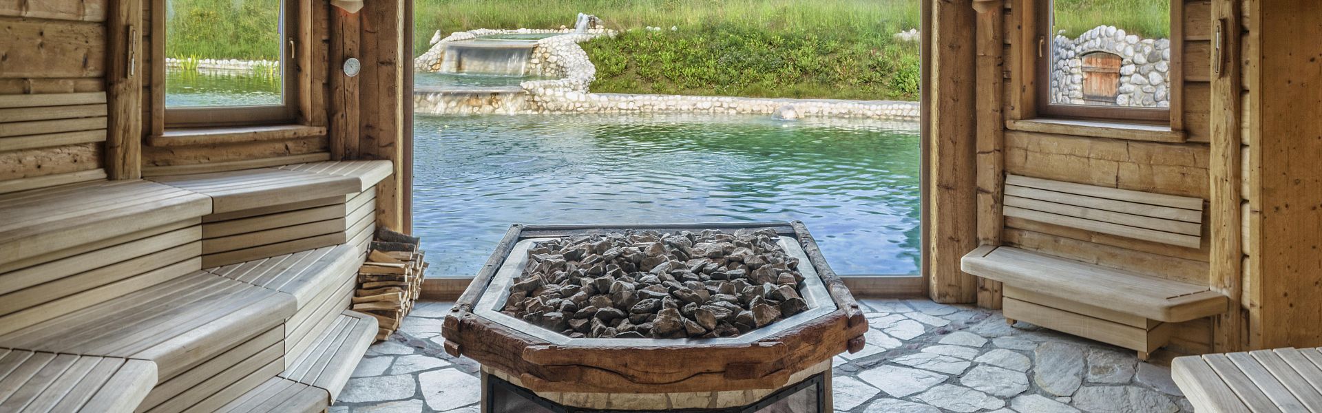 <strong>Saunalandschaften</strong><br><br>Man kann es nennen wie man will, aber wer seinem Alltageinfach einmal entfliehen möchte, findet im Stanglwirt ein weitläufiges und vielfältiges Sauna- und Wellness-Angebot...