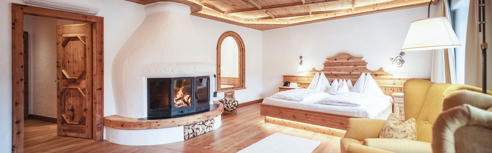 <strong>Rooms & suites</strong><br><br>In all our rooms and suites, lovingly decorated in traditional rustic style and finished off by hand, you'll find nothing but top-quality natural materials...