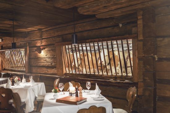 Restaurant with window into the cowshed - Stanglwirt