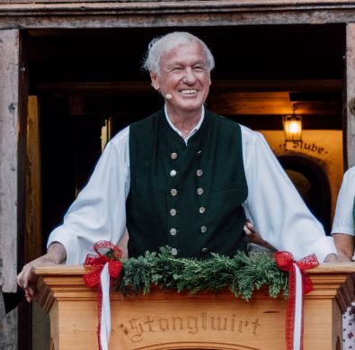 begrüßte Balthasar Hauser seine Gäste – bodenständig und humorvoll, wie ihn Familie, Freunde und Weggefährten seit vielen Jahren kennen.