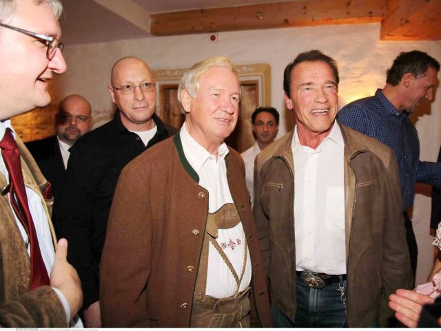 Begrüßung unter Freunden - Balthasar Hauser und Arnold Schwarzenegger - KirschnerMedia