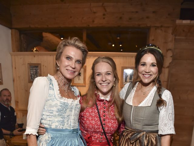 Stephanie von Pfuel & Karen Webb (ganz rechts)