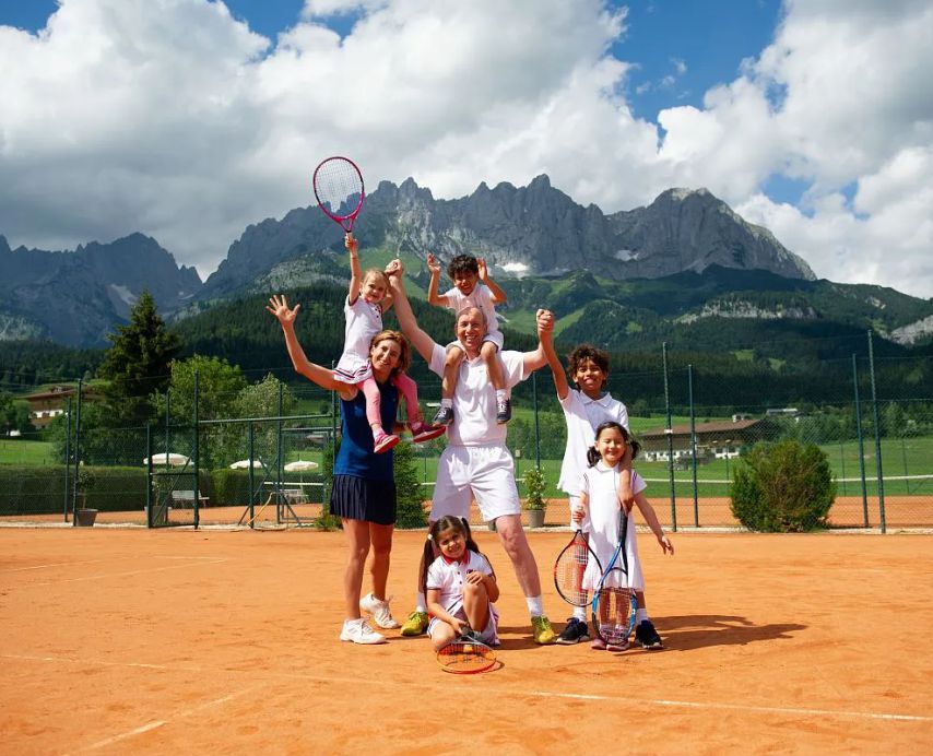 Tennistraining am Fuße des