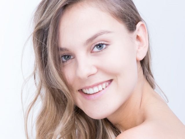 haende-mit-weibl.-model.webp